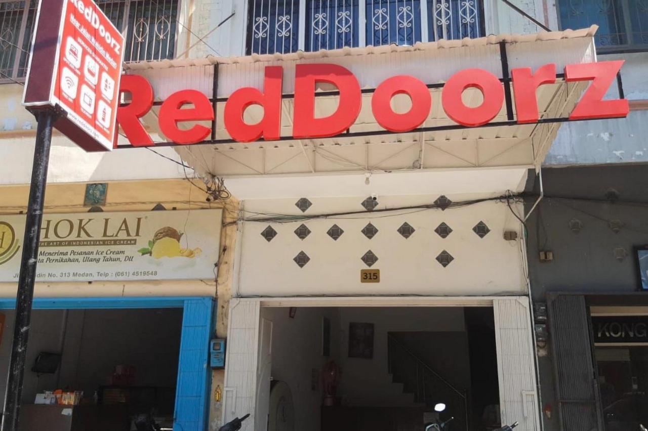 Reddoorz @ Jalan Wahidin Medan Hotel Екстериор снимка